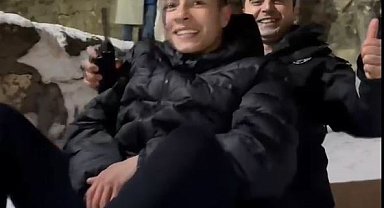 Kayseri'de polisler, çocuklarla kar topu oynadı, poşetle kaydı