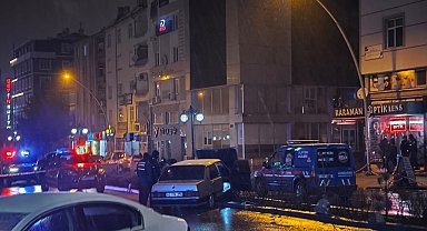 Kaza sonrası polis aracına alınan alkollü sürücü, sakladığı tabancasıyla intihara kalkıştı