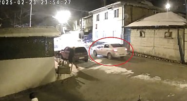 Kendisini 2 ay önce bıçaklayan kişiye tabancayla ateş etti: saldırı kamerada