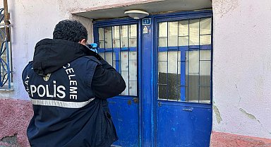 Kendisini mehdi olarak gören kişi, din düşmanı ilan ettiği babasını bıçakla öldürdü