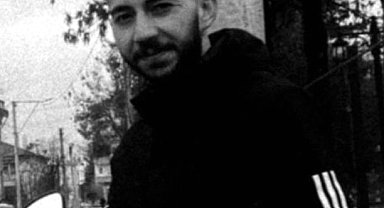 Kırmızı ışıkta bekleyen hafif ticari araca çarpan motosikletli, minibüsün altında kalıp öldü