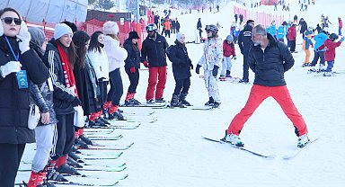 Kış kampında kayak, buz pateni ve körling sporunu öğrenecekler