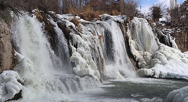 Kısmen donan Muradiye Şelalesi güzel görüntüler oluşturdu