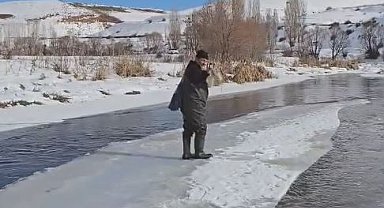 Kısmen donan nehirde buz kütlesini 'sal' gibi kullandı