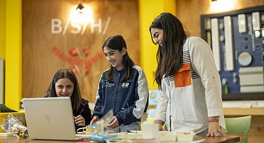 Kız öğrenciler 'Geleceği Kodlayanlar' atölyesinde bir araya geldi