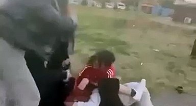 Kız öğrenciler, tekme- yumruk kavga etti