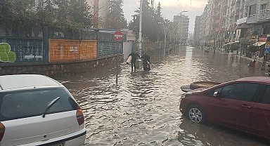 Kızıltepe'de sağanak; yollar göle döndü