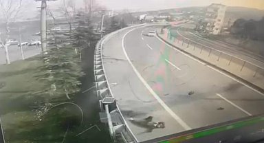 Kocaeli'de, bariyere çarpan motosiklet sürücüsünün öldüğü kaza kamerada