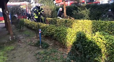 Kocaeli'de mahsur kalan 2 kişinin kurtarıldığı yangına itfaiyenin müdahalesi kask kamerasında