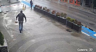 Koltuk değneğiyle sakat rolü yapan dilencinin, zabıtayı görünce koşarak kaçması kamerada