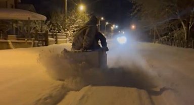 Koltuktan yaptıkları kızağı aracın arkasına bağlayıp, kaydılar