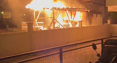 Konteyner yandı; apartmanda oturanlar tahliye edildi