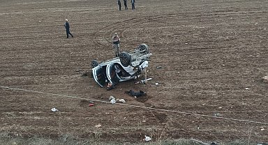 Köpeğe çarpmamak için manevra yaptı; devrilen otomobilde 2'si ağır 3 kişi yaralandı