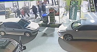 Köpeklerden kaçmak için sığındığı markette darbedilip, ağabeyi ve eniştesiyle birlikte bıçaklandı; olay kamerada