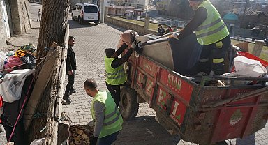 Kötü koku gelen evden 1 traktör atık malzeme çıktı; yardım eli uzandı