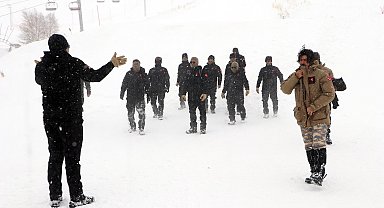 Kurtarma ekibinin tipide 'kış' eğitimi