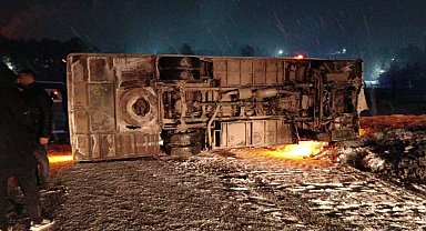 Kütahya'da maden işçilerinin taşındığı servis midibüsü devrildi: 3 yaralı