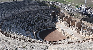 Laodikya'nın depremlerle yıkılan antik tiyatrosu 2 bin 200 yıl öncesine döndürüldü