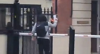 Londra'daki Türk Konsolosluğu önünde Kur'an-ı Kerim yakıldı