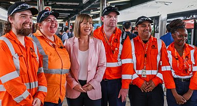 Makam aracıyla yemeğe giden Avustralyalı bakan istifa etti