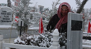 Malatya'da, depremde ölen yakınlarının mezarlarını ziyaret ettiler