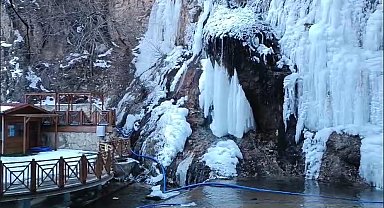 Malatya'da Günpınar Şelalesi dondu