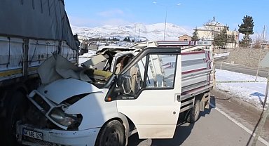Malatya'da kamyonet TIR'a çarptı: 1 ölü, 1 yaralı
