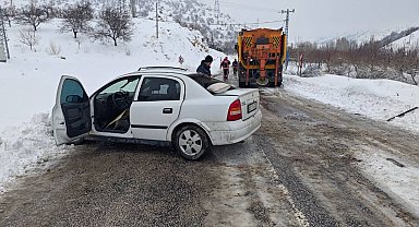 Malatya'da otomobil tuzlama kamyonuna çarptı: 1 ölü, 1 yaralı