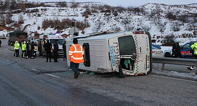 Malatya'da yolcu minibüsü devrildi: 8 yaralı