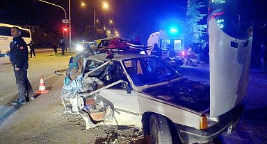 Manisa'da iki otomobil çarpıştı: 2'si ağır 5 yaralı