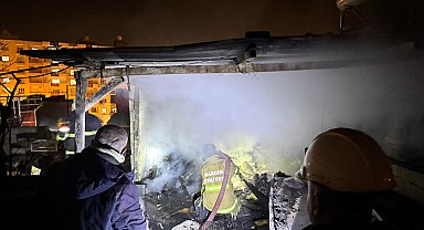 Mardin'de, 3 katlı binanın çatı katında yangın