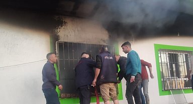 Mardin'de, evde çıkan yangında 2 kişi dumandan etkilendi