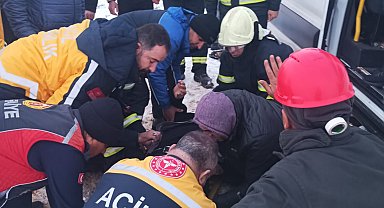 Mardin'de işçi servis minibüsü ile kamyonet çarpıştı: 9 yaralı