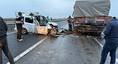 Mardin'de kamyona arkadan çarpan hafif ticari araçtaki 1 kişi ağır yaralandı