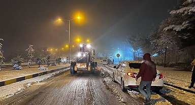 Mardin'de kar yağışına karşı gece mesaisi