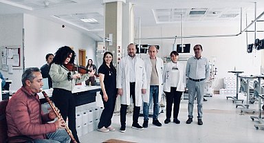 Mardin'de müzisyen baba-kız, diyaliz hastaları için çaldı