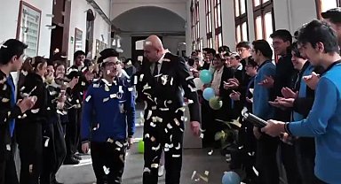 Matematik yarışmasında dereceye giren öğrenciye okulunda konfetili karşılama