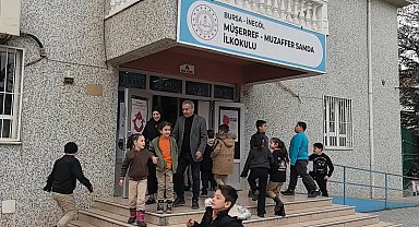 Melike öğretmen ilk görev yeri olan ilkokulunda, sınıf öğretmeniyle meslektaş oldu