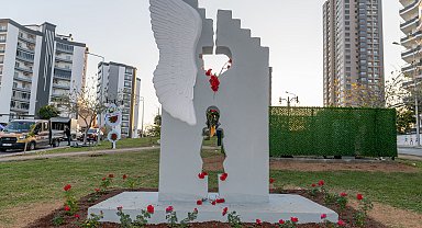 Mersin'de depremde kaybolan çocuklar anısına yapılan anıt açıldı
