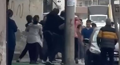 Mersin'de sokak ortasında taşlı sopalı kavga kamerada