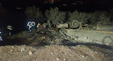 Mersin'de TIR devrildi; 2 ölü