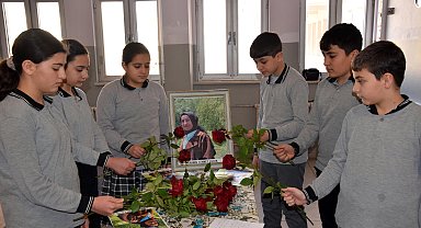 Meslektaşları ve öğrencileri, kalp krizinden ölen 'Melek' öğretmenin masasına gül bıraktı