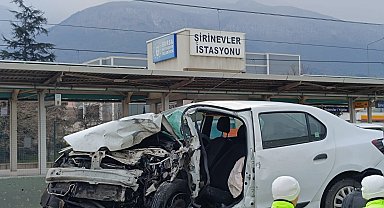 Metro hattının duvarına çarpan otomobilin sürücüsü öldü