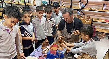 Midyat'ta çömlekçilik ilkokul öğrencilerinin elinde yeniden hayat buluyor