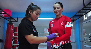 Milli sporcu Cemile'nin antrenörlüğünü yaptığı kardeşi de şampiyon oldu