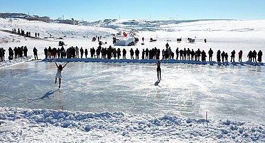Milli sporculardan yüzeyi buz tutan Çıldır Gölü'nde performans