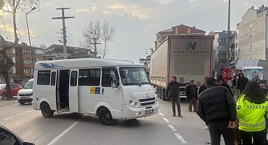 Minibüsle çarpışan motosikletteki çift yaralandı; o anlar kamerada