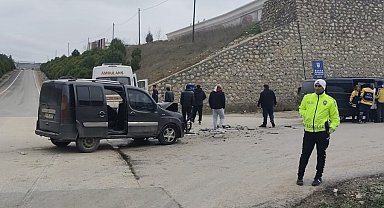 Minibüsle hafif ticari araç çarpıştı; 3'ü çocuk, 6 yaralı