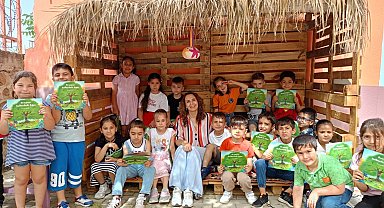 Minikler, geri dönüşümle oluşturdukları kitap okuma alanında yazarları ağırlıyor