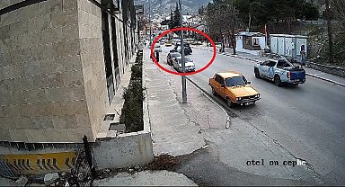 Motosiklet, sürücüsünün 'U' dönüşü yaptığı otomobile çarptı: 1'i ağır, 2 yaralı